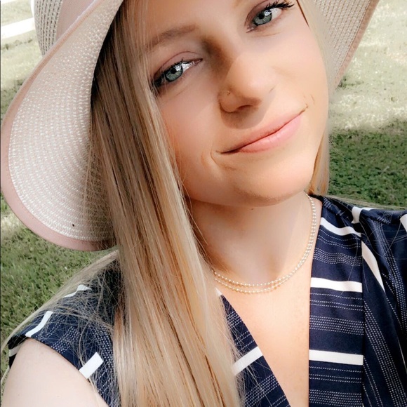 Hi, I’m Amanda! Welcome to my Poshmark closet! - Picture 5 of 8